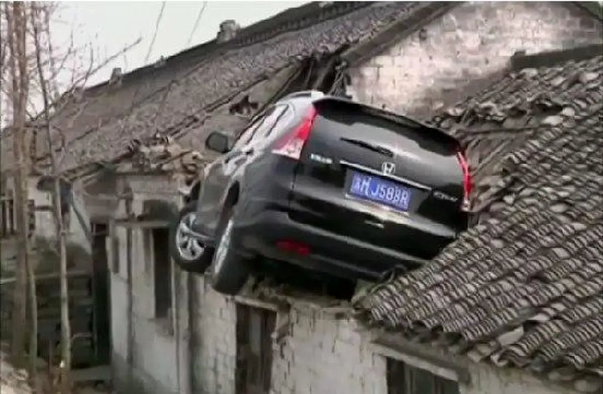 پرواز یک خودرو در چین/عکس