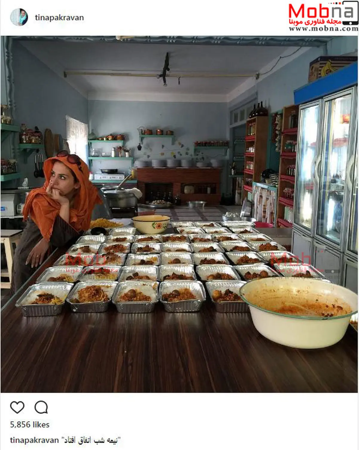 تینا پاکروان در حال پخش نذری / عکس