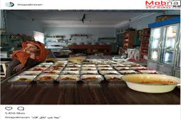 تینا پاکروان در حال پخش نذری / عکس