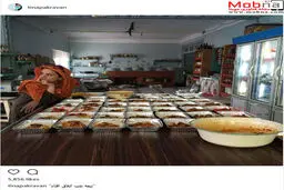 تینا پاکروان در حال پخش نذری / عکس