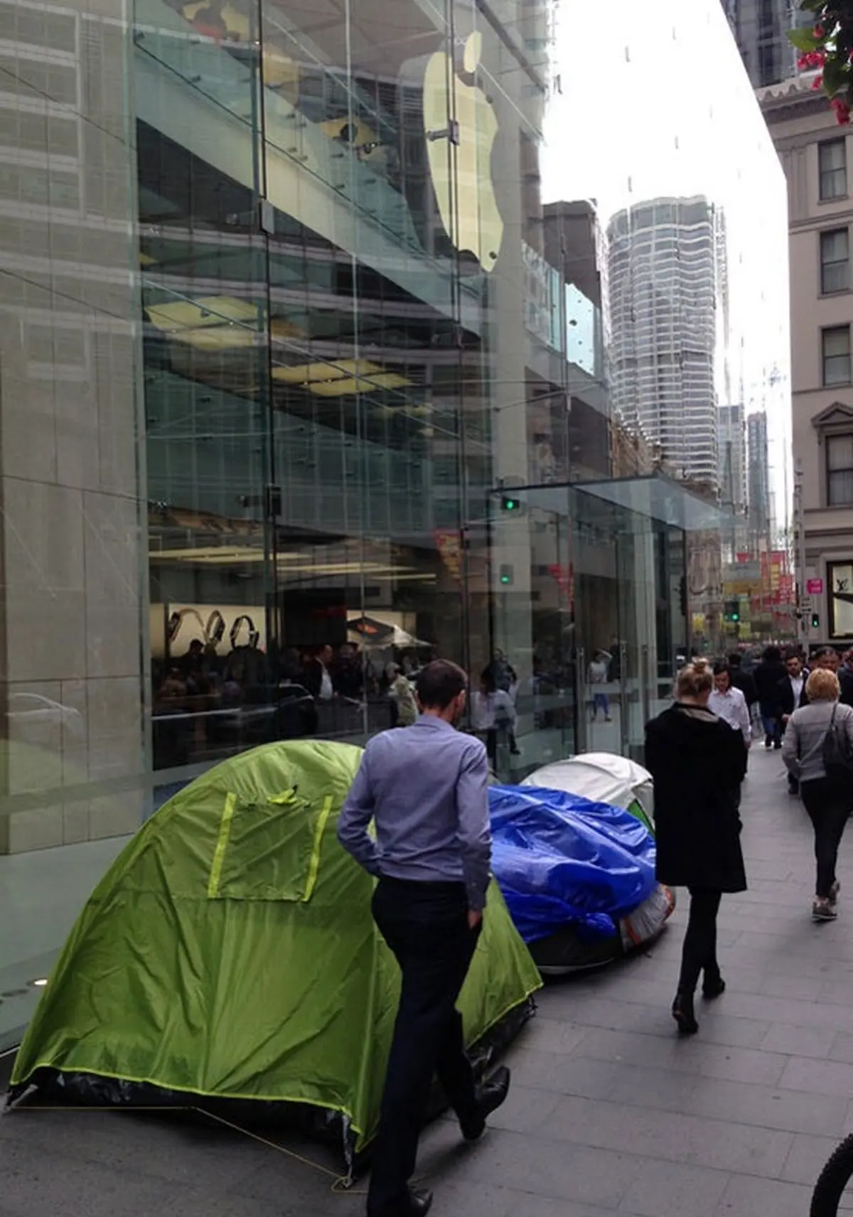 برای خرید اولین آیفون جدید؛ یک استرالیایی دو هفته مقابل اپل چادر زده است / عکس