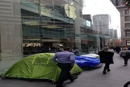 برای خرید اولین آیفون جدید؛ یک استرالیایی دو هفته مقابل اپل چادر زده است / عکس