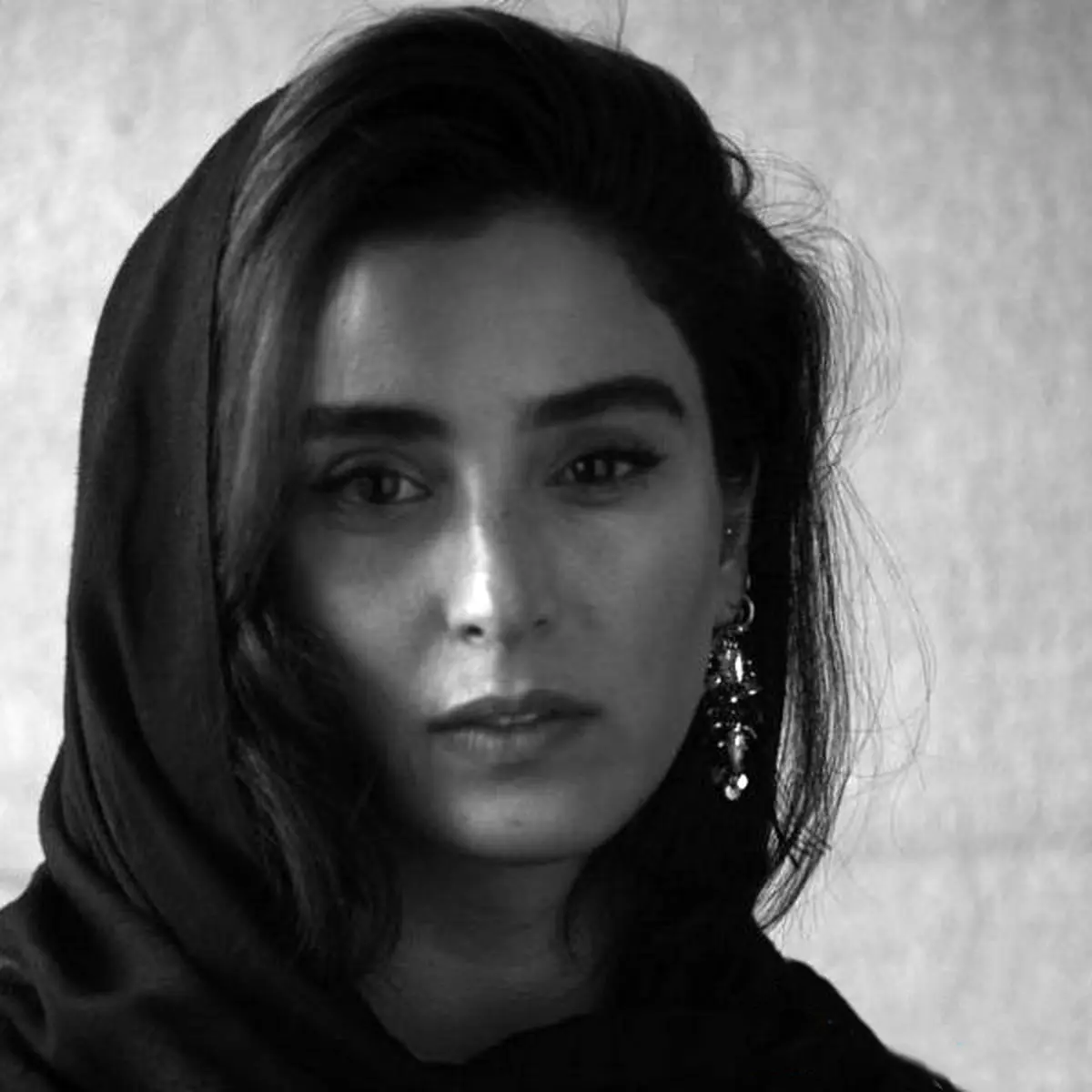 پرتره سیاه و سفید از آناهیتا افشار