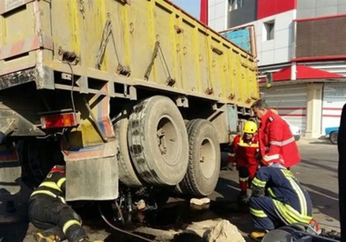 مرگ موتور سوار زیر چرخ‌های کامیون +عکس