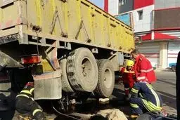 مرگ موتور سوار زیر چرخ‌های کامیون +عکس