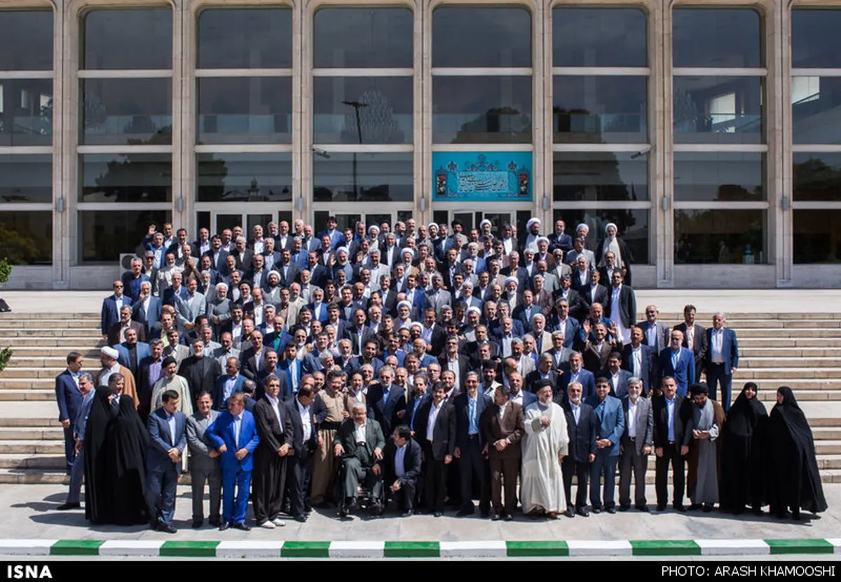 عکسی از نمایندگان که در تاریخ ثبت می شود