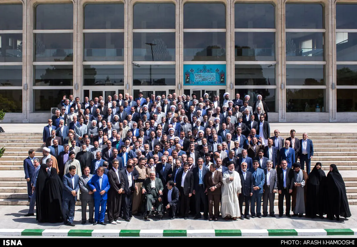 عکسی از نمایندگان که در تاریخ ثبت می شود