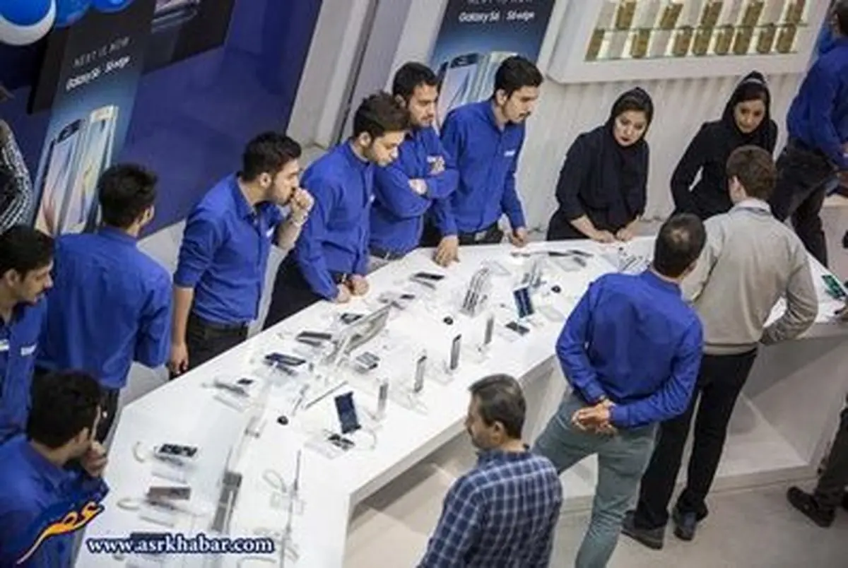 صف ایرانی ها برای گوشی جدید سامسونگ/ تصاویر