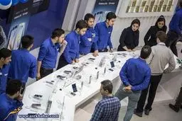 صف ایرانی ها برای گوشی جدید سامسونگ/ تصاویر