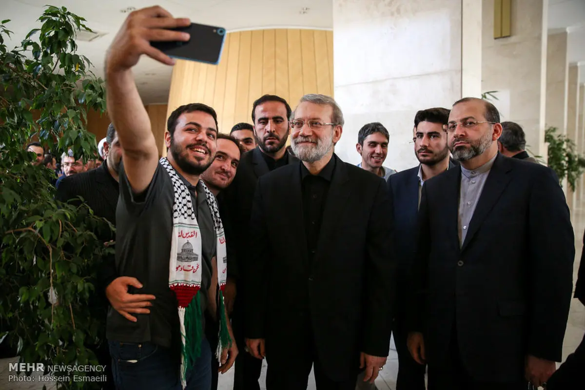 سلفی حامیان آزادی قدس با علی لاریجانی/ عکس