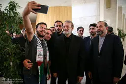 سلفی حامیان آزادی قدس با علی لاریجانی/ عکس