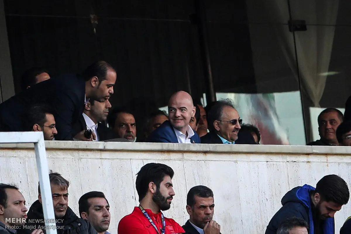 عکسی از همنشینی شهردار تهران و اینفانتینو، رئیس فیفا در ورزشگاه آزادی