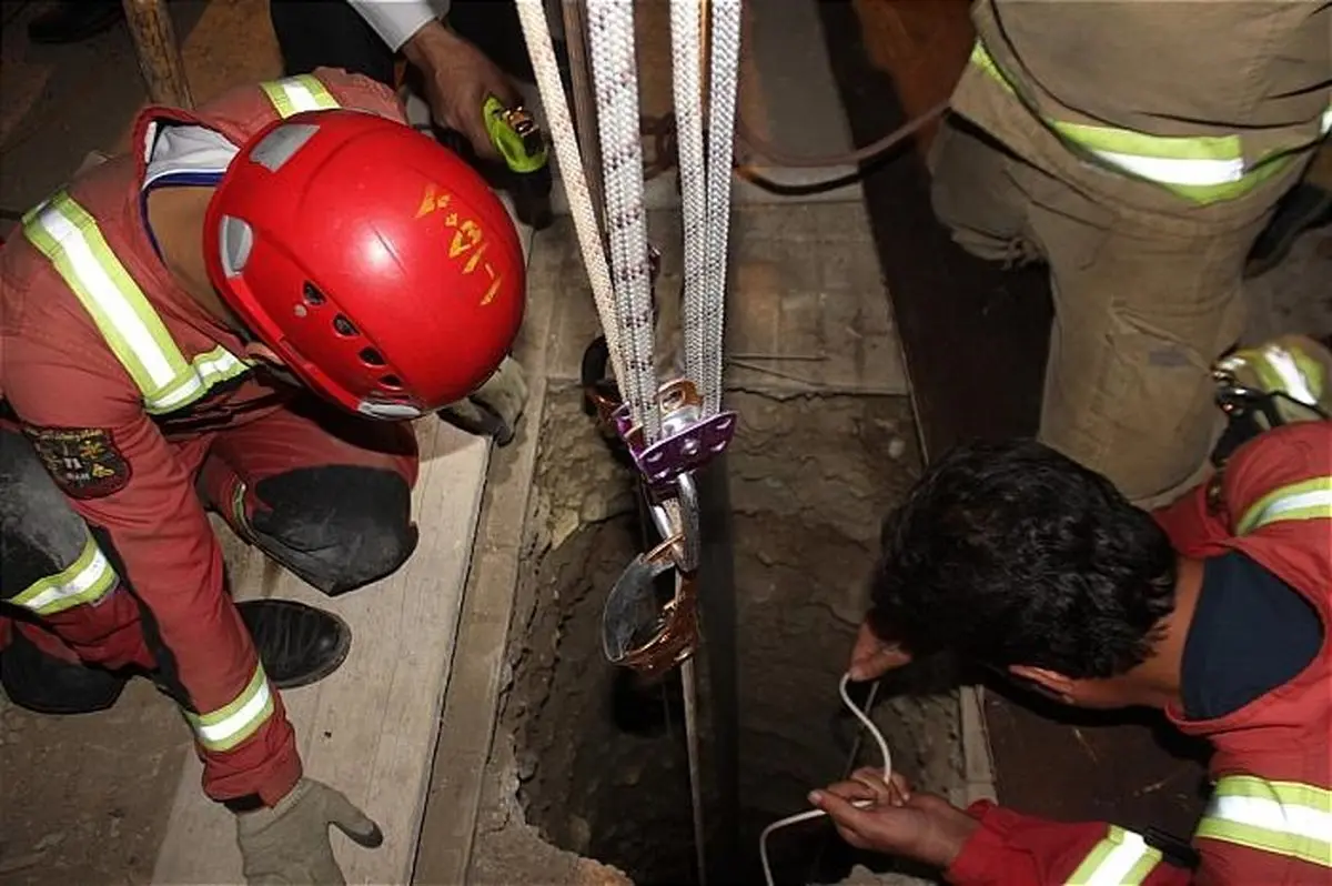 نجات مرد میانسال از عمق چاه ۳۰متری در شهران /تصاویر
