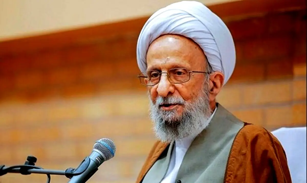 درخواست آیت الله مصباح برای بوسیدن پای مقام معظم رهبری به نیابت از او
