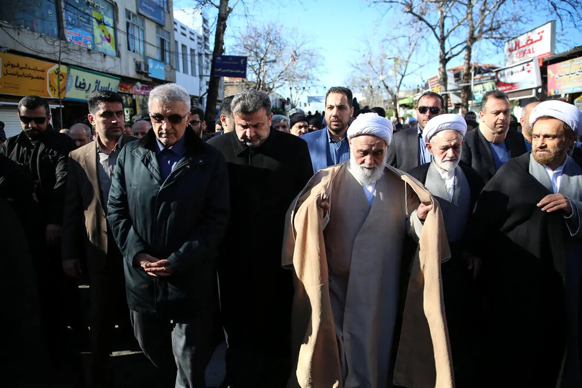 عکس ناطق نوری در تشییع پیکر آیت‌الله طبرسی
