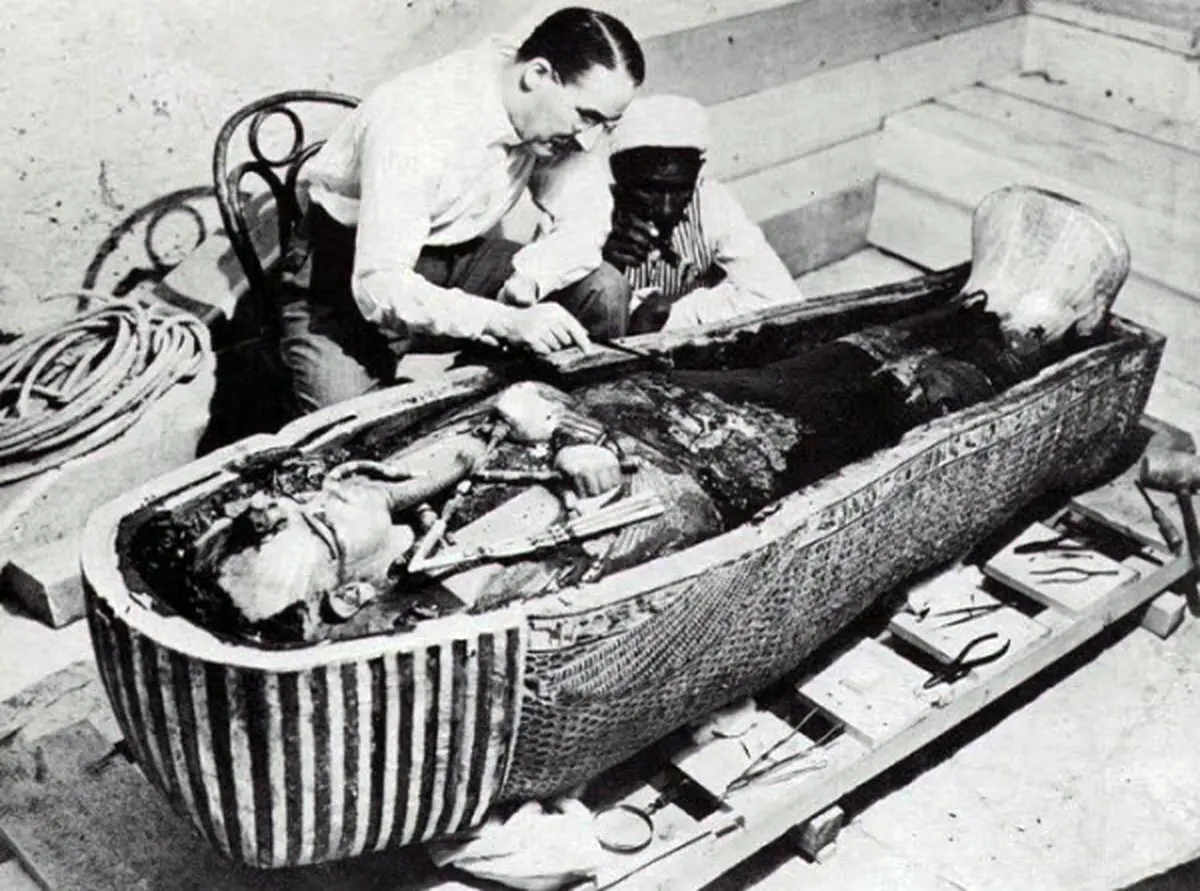 تصویری از بررسی تابوت توت‌عنخ‌آمون