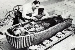 تصویری از بررسی تابوت توت‌عنخ‌آمون