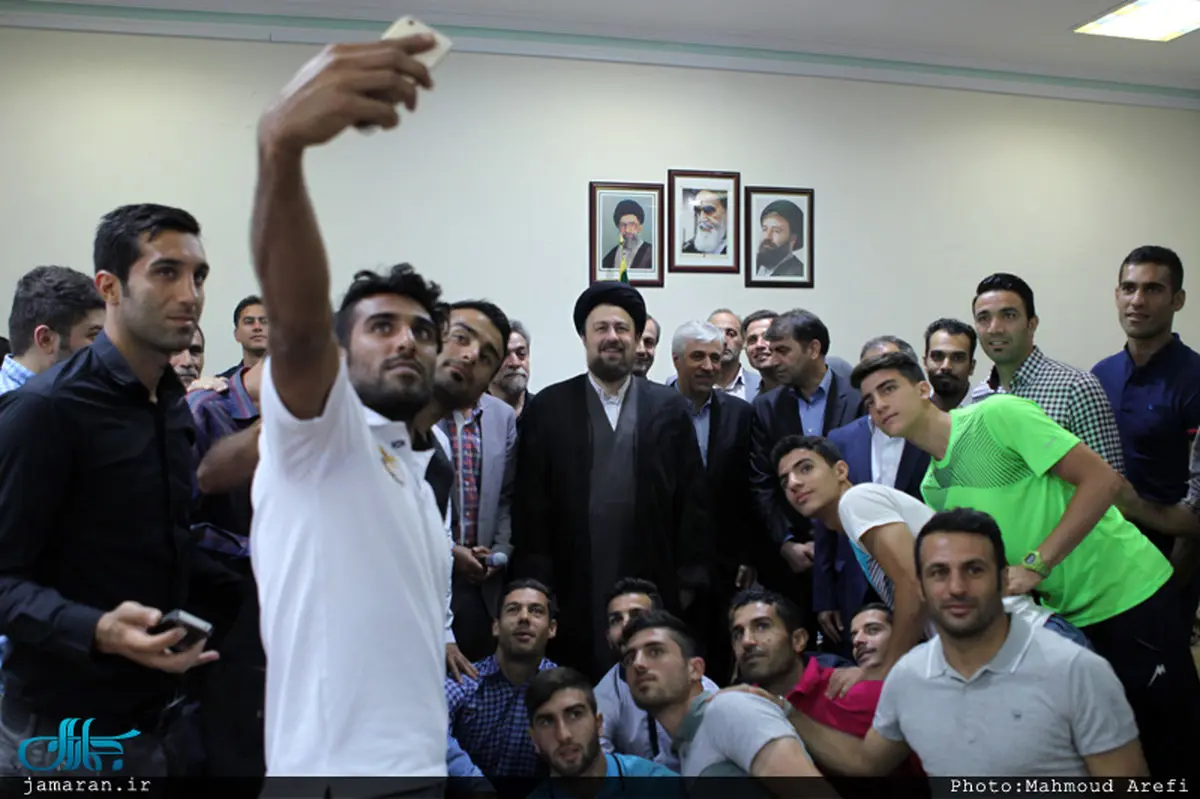 سلفی گرفتن سایپایی‌ها با یادگار امام/عکس