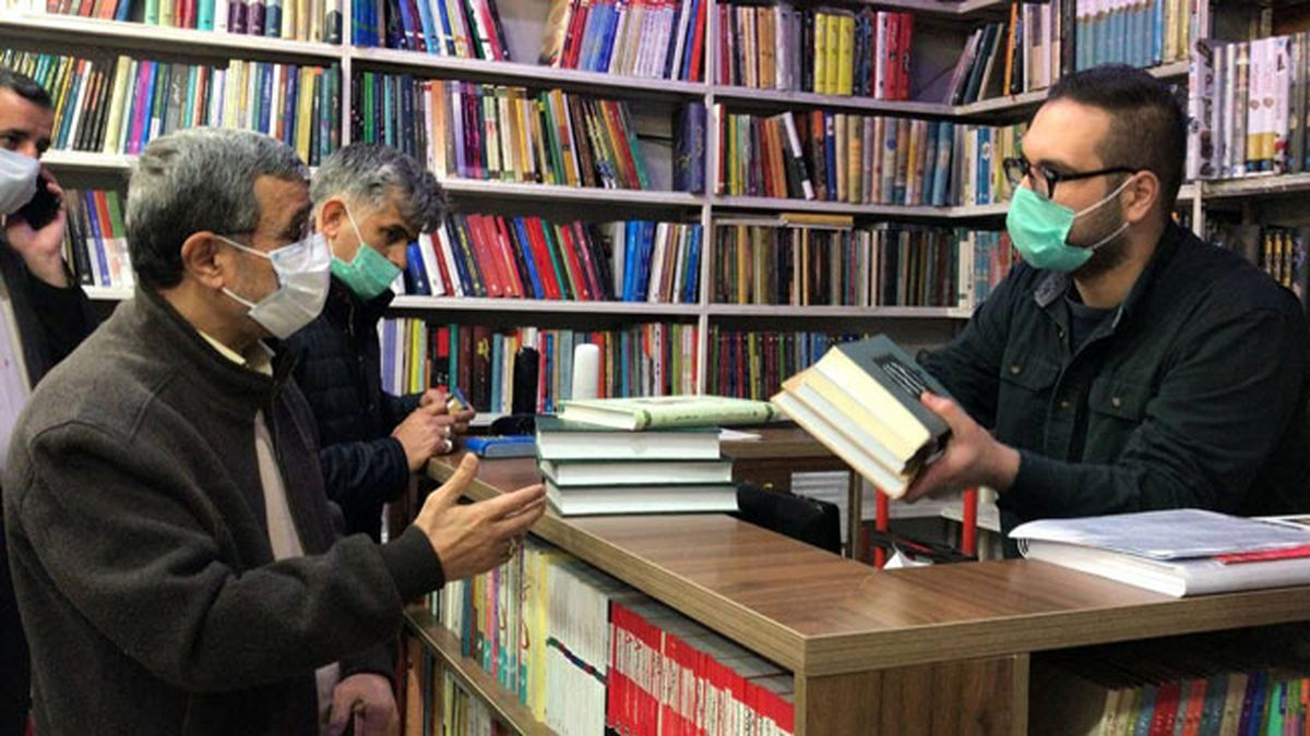 عکس دیده نشده‌ی احمدی‌نژاد در کتابفروشی‌های خیابان انقلاب