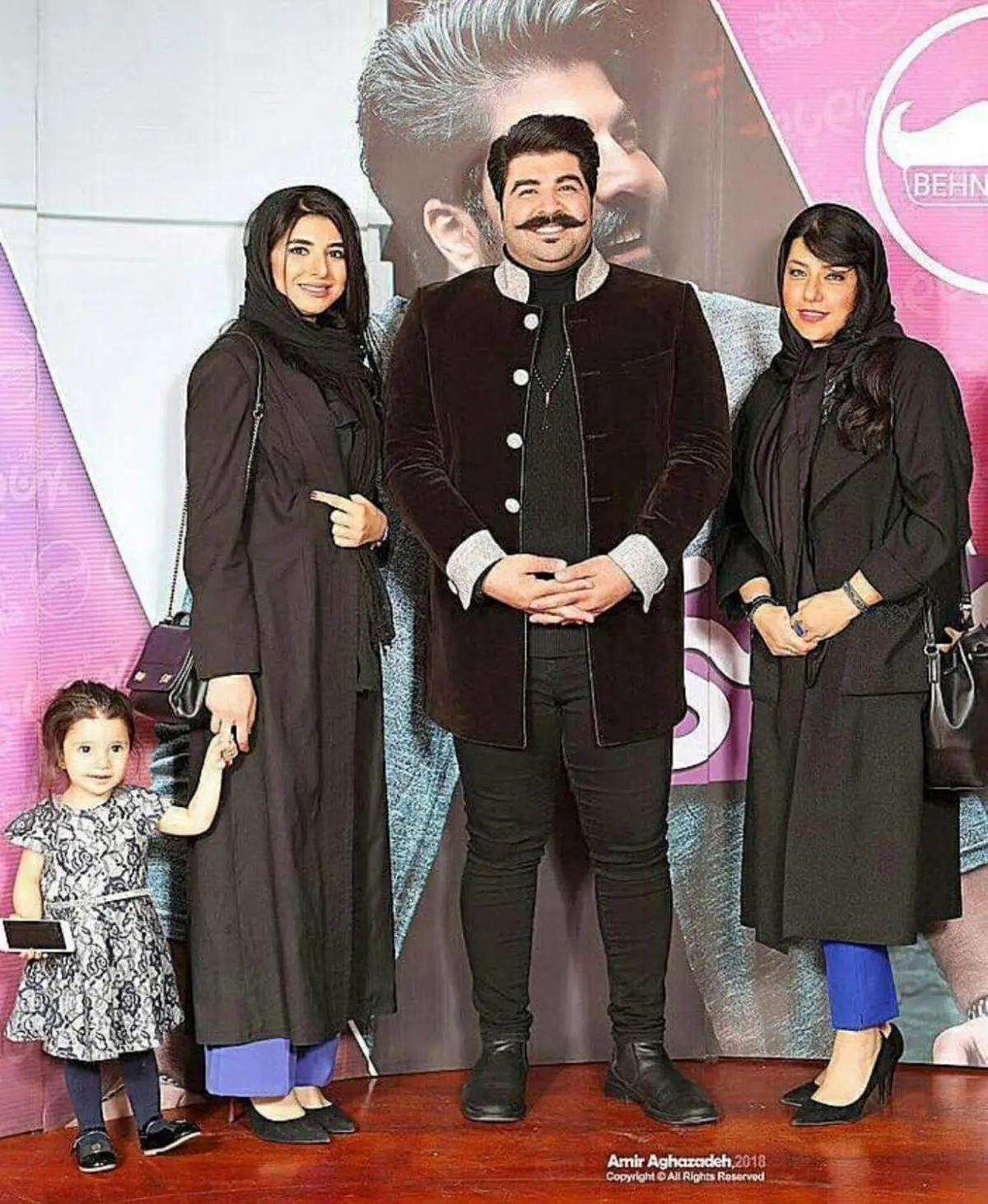 بهنام بانی به همراه خواهر و خواهرزادش در کنار همسرشهاب حسینی/عکس