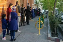 عکس دیده نشده از صف عجیب ملاقات مردمی با احمدی‌نژاد