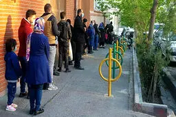 عکس دیده نشده از صف عجیب ملاقات مردمی با احمدی‌نژاد