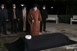اقامه نماز رهبر انقلاب بر پیکر آیت الله مصباح یزدی + عکس