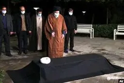 اقامه نماز رهبر انقلاب بر پیکر آیت الله مصباح یزدی + عکس