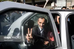 حرکت احمدی‌نژادی بقایی جلو دوربین/عکس