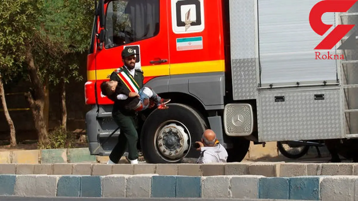 عکسی که امروز اشک همه ایرانی ها را در آورد / پسر چهار ساله ای که مقابل چشمان پدرش شهید شد