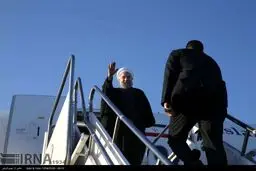 خداحافظی روحانی قبل از سوار شدن به هواپیما/ عکس