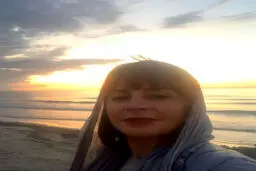 سلفی جالب سیما تیرانداز کنار ساحل