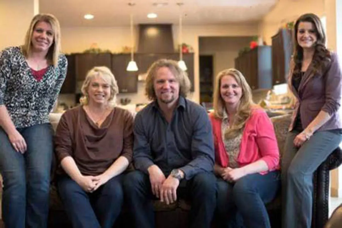 مردی که با 4 همسرش زندگی عاشقانه ای دارد! /عکس