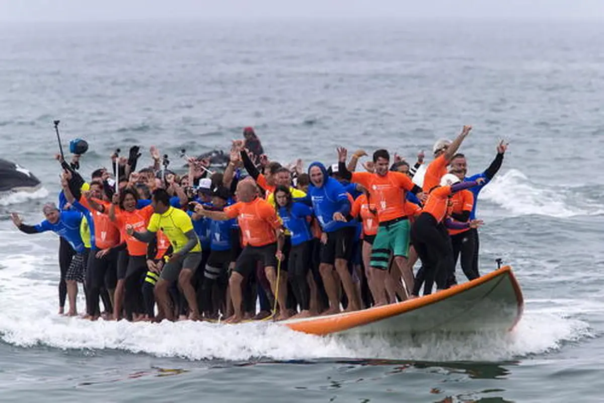 42 موج سوار روی یک تخته/ عکس