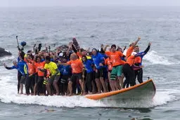 42 موج سوار روی یک تخته/ عکس