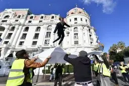 شوخی جلیقه زردها با عروسک آقای رئیس جمهور/ عکس