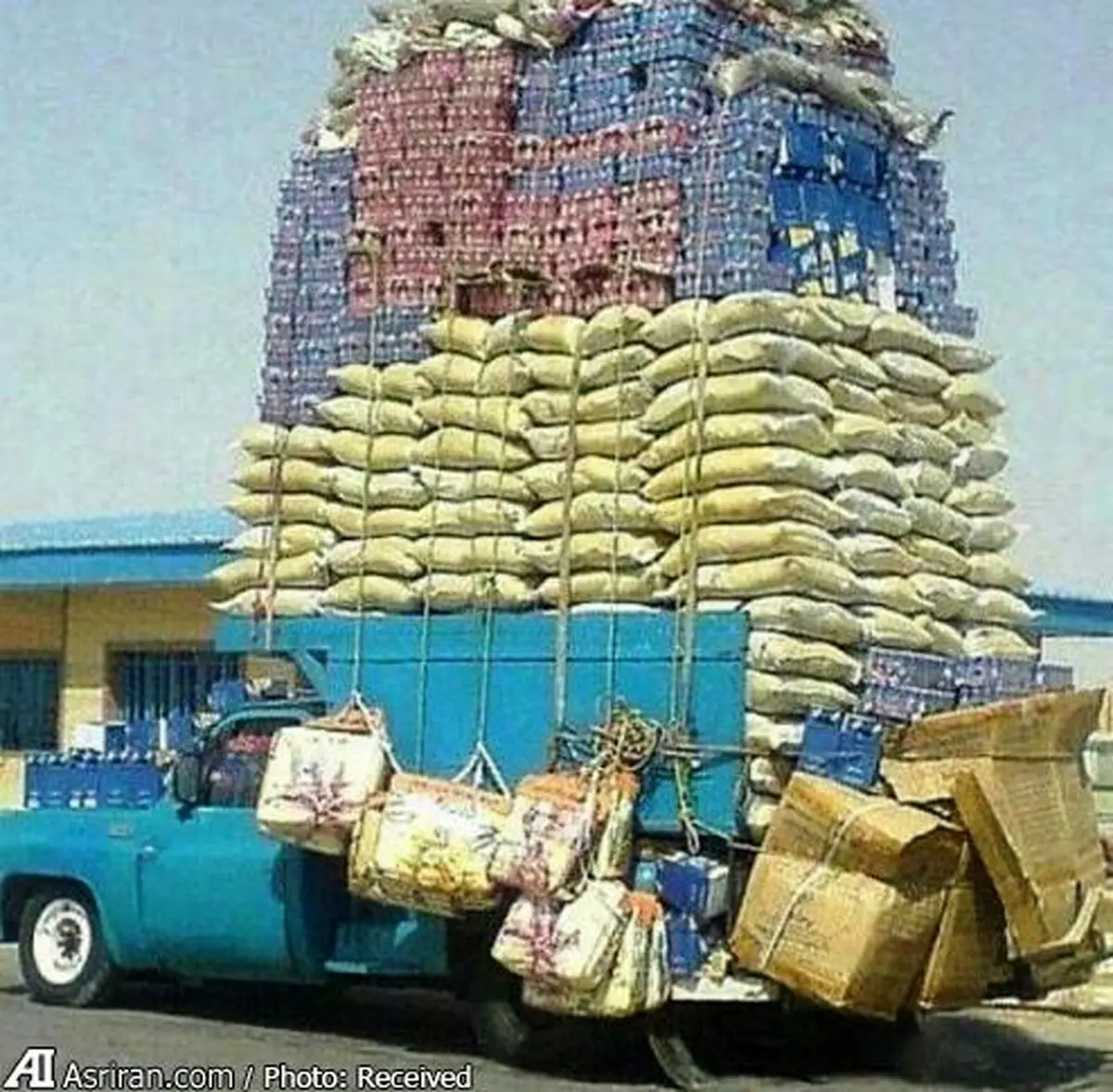 خودرویی که 3 برابر هیکلش بار زده