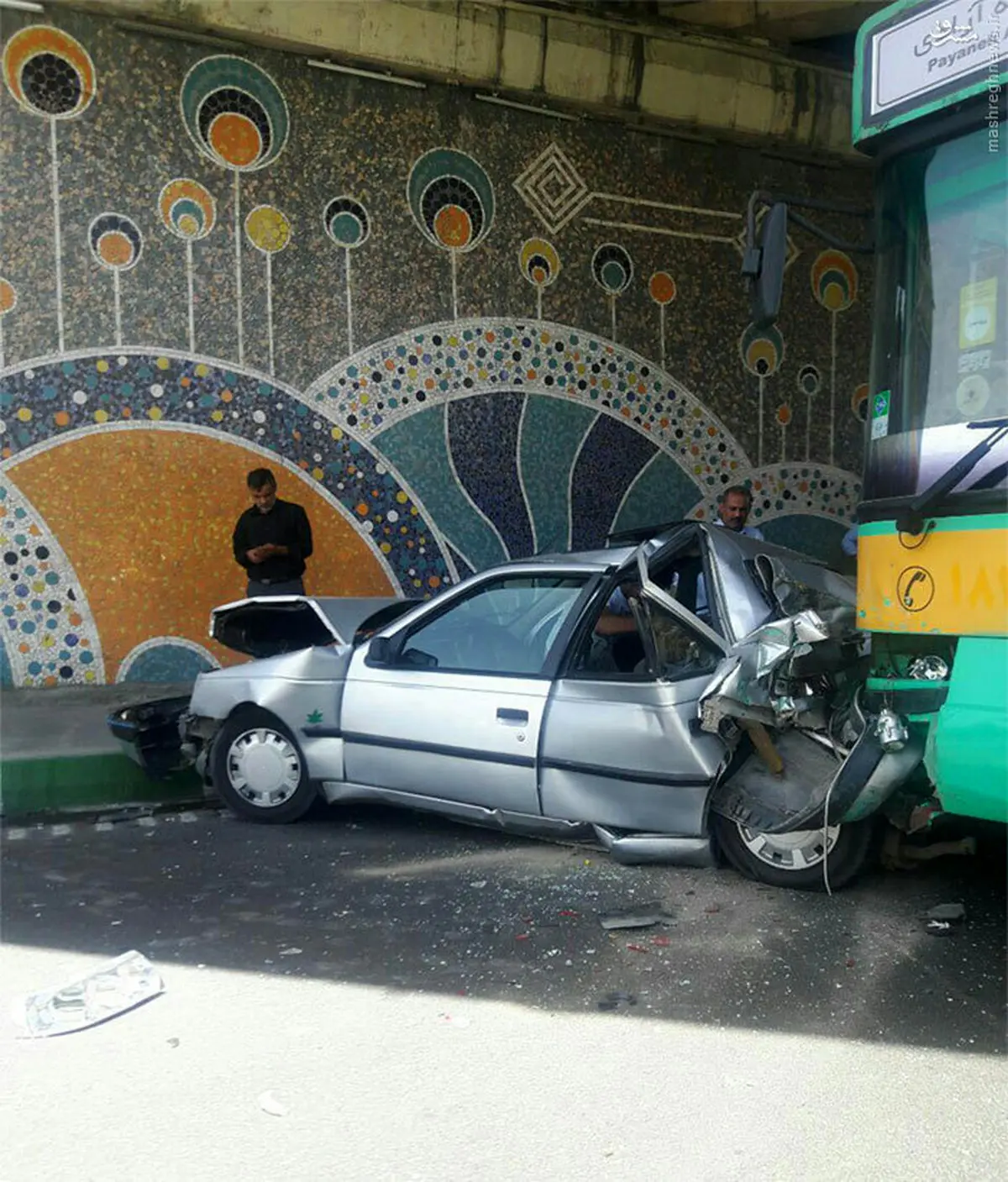 اتوبوس در اتوبان کرج پژو را مچاله کرد/ عکس