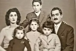 عکس زیرخاکی از هوتن شکیبا و خانواده اش