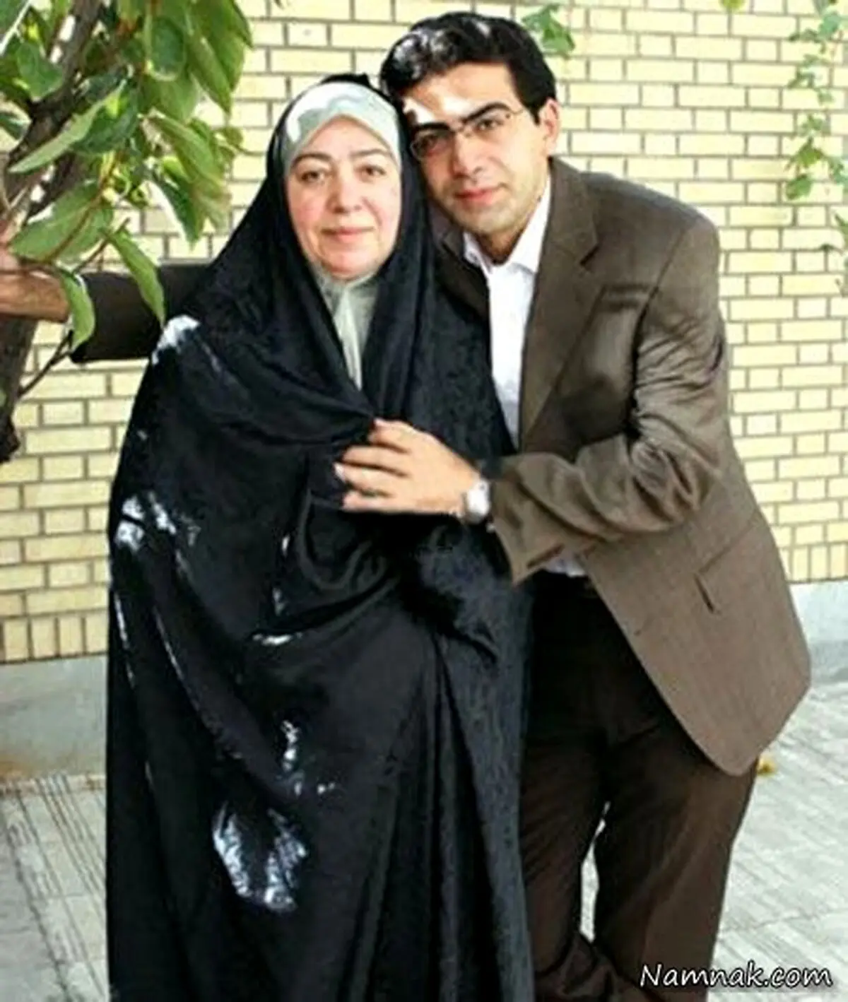 فرزاد حسنی در کنار پدر و مادرش
