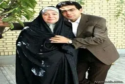 فرزاد حسنی در کنار پدر و مادرش