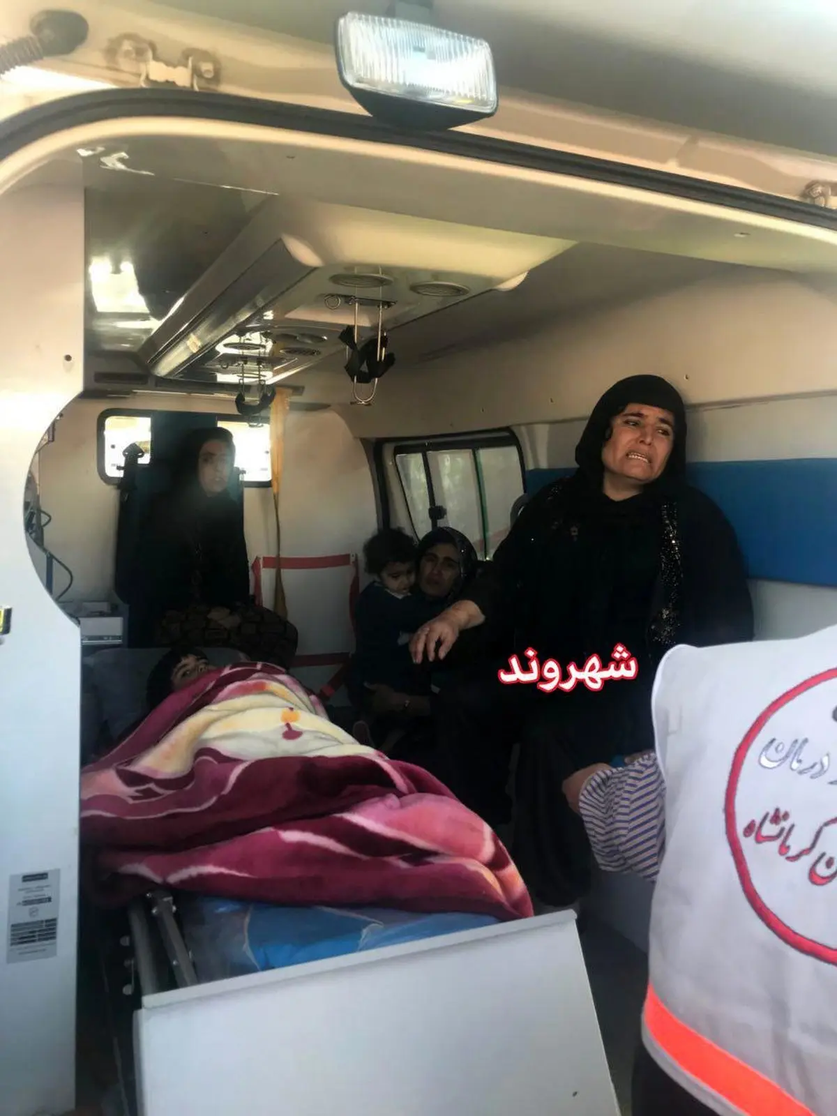 انتقال مصدومان زلزله به بیمارستان/عکس
