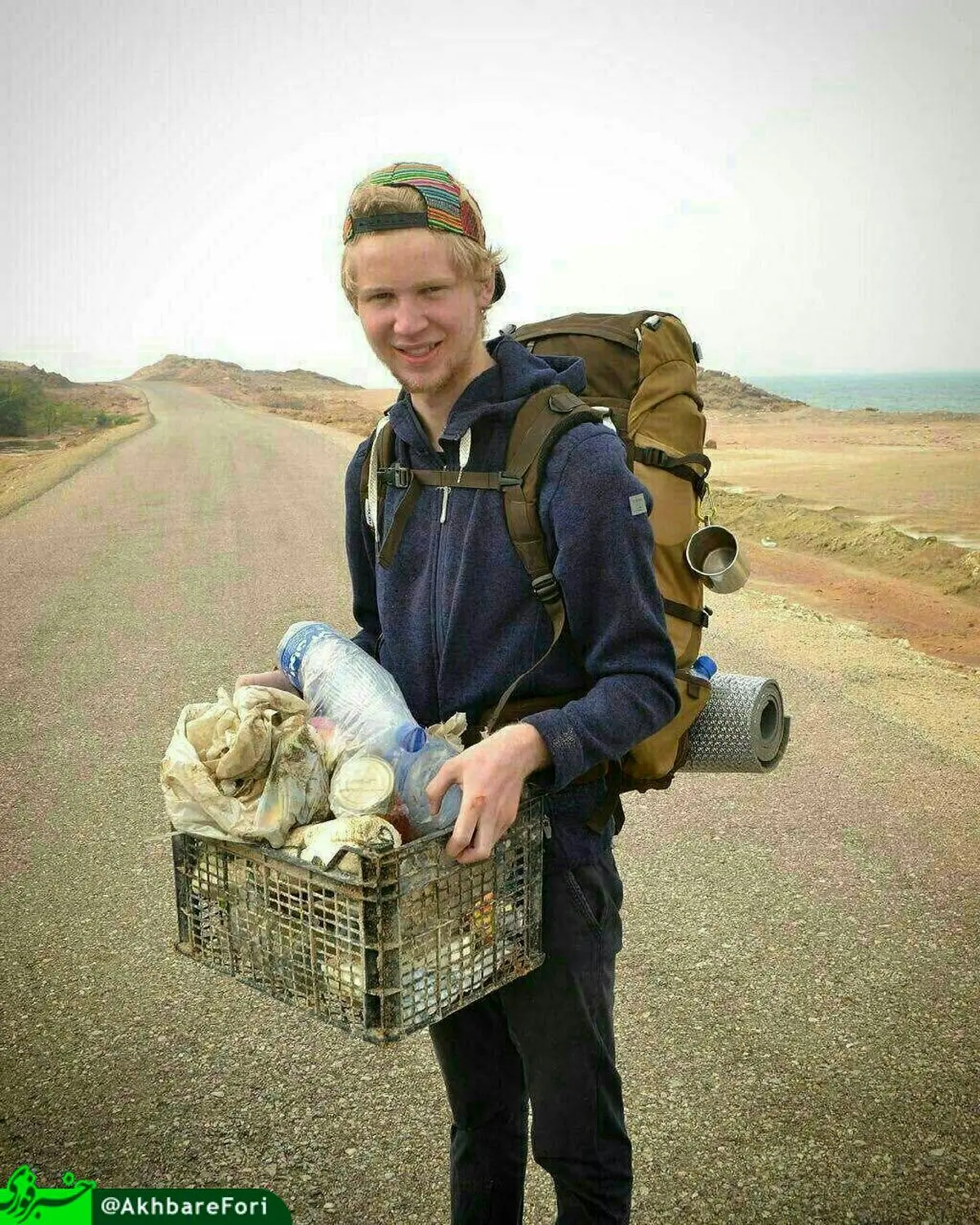 گردشگر اروپایی در حال جمع‌آوری زباله‌ در ایران/عکس