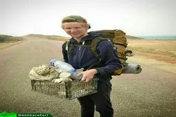 گردشگر اروپایی در حال جمع‌آوری زباله‌ در ایران/عکس