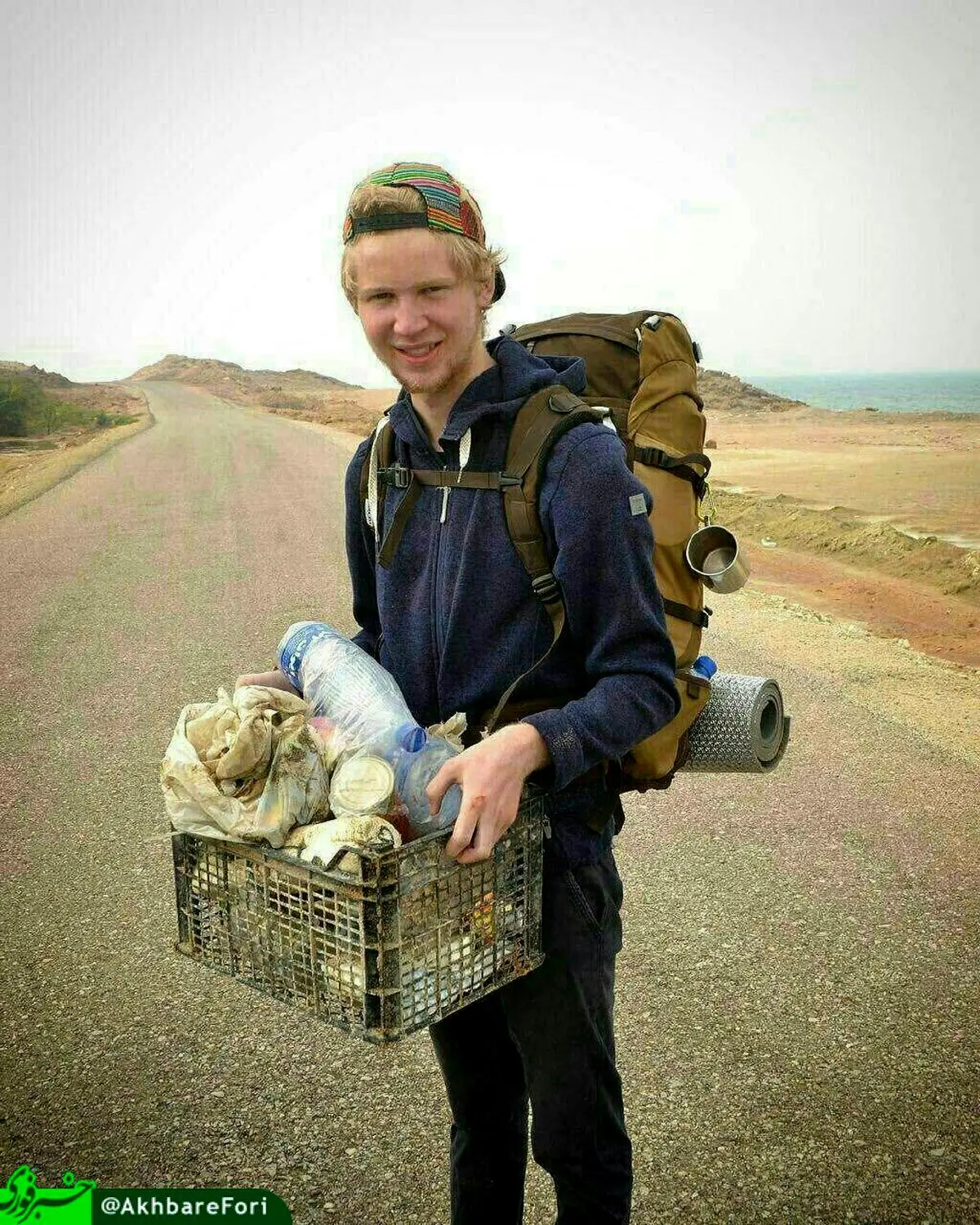 گردشگر اروپایی در حال جمع‌آوری زباله‌ در ایران/عکس
