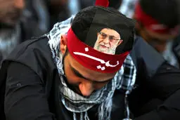 تصویر رهبر‌ انقلاب روی سربند جوان لبنانی/عکس