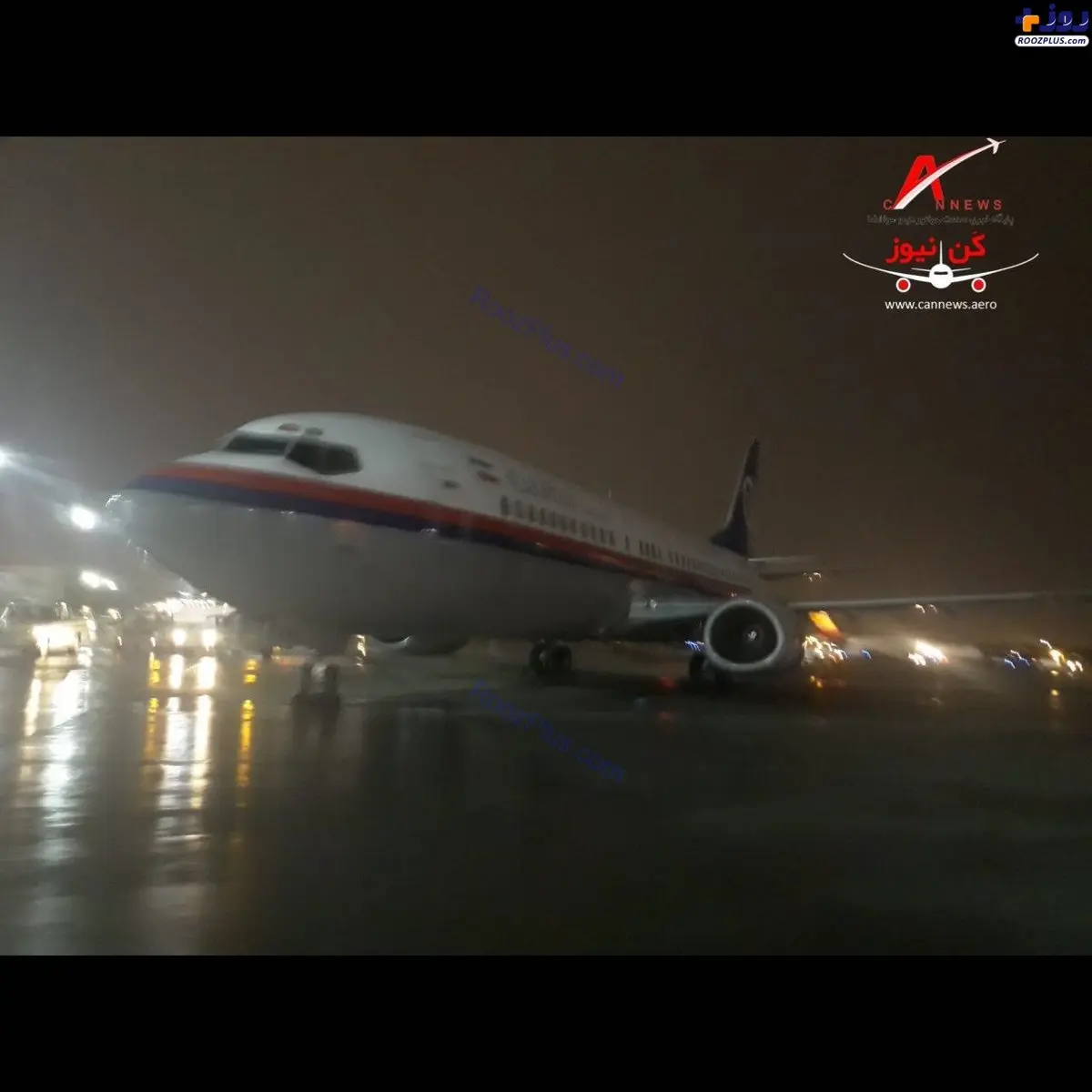 مهار هواپیمای کاسپین در طوفان شدید تهران + عکس