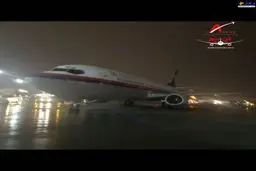 مهار هواپیمای کاسپین در طوفان شدید تهران + عکس