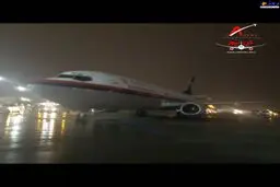 مهار هواپیمای کاسپین در طوفان شدید تهران + عکس