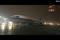 مهار هواپیمای کاسپین در طوفان شدید تهران + عکس